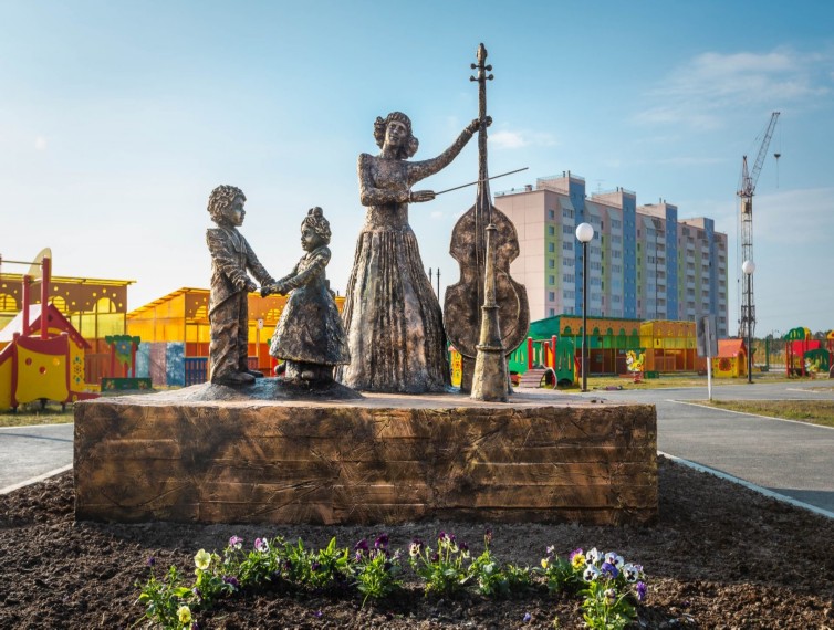 Открыт памятник воспитателю в г. Лянторе