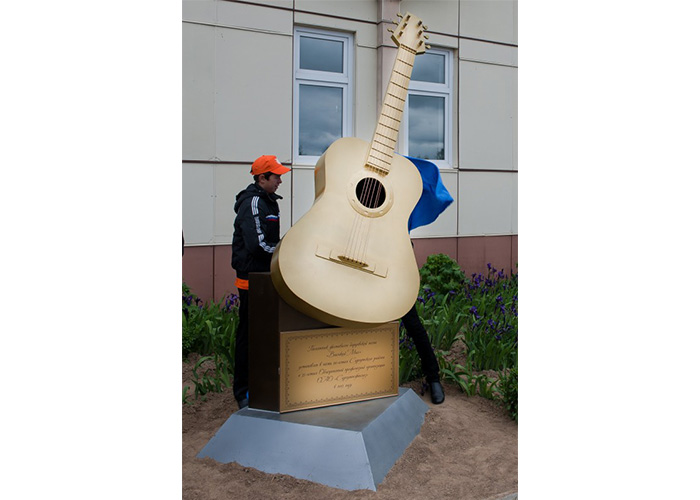 Открыт памятник гитаре                          в п. Высокий Мыс
