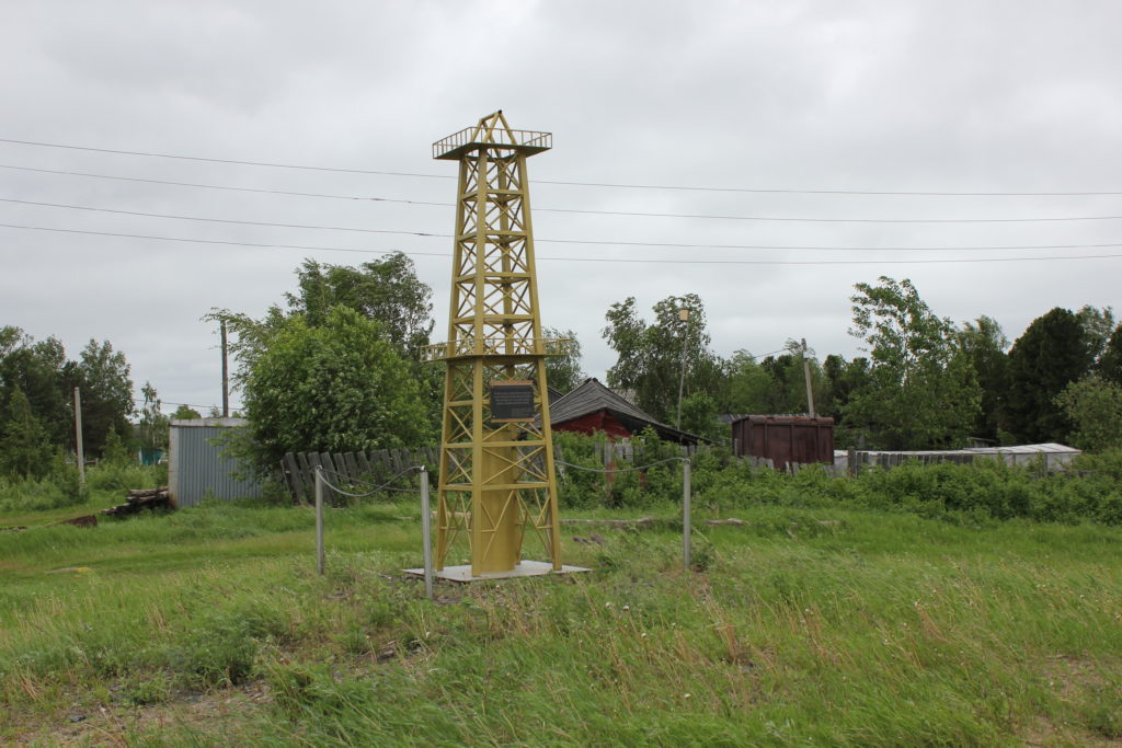 Установлен Памятный знак первооткрывателям югорской нефти в п. Высокий мыс