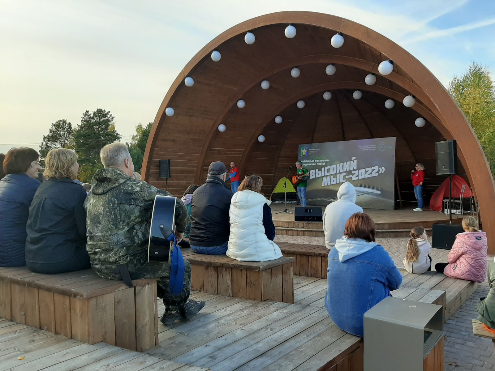 Открыта бардовская площадь в п. Высокий Мыс