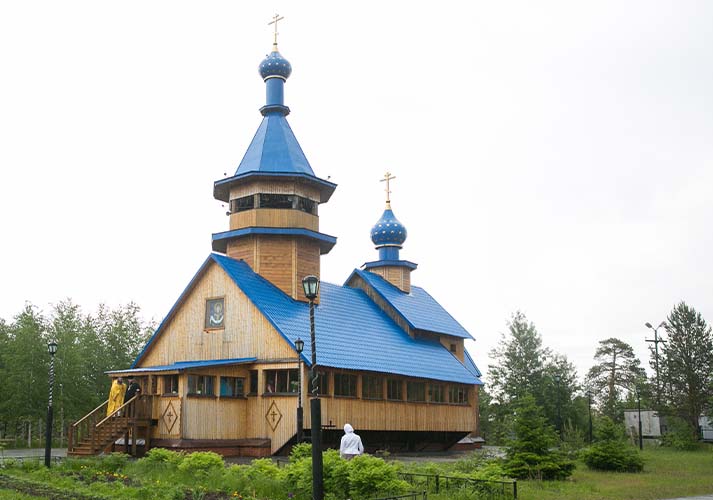Первое богослужение в храме Покрова Божией Матери в г. Лянторе
