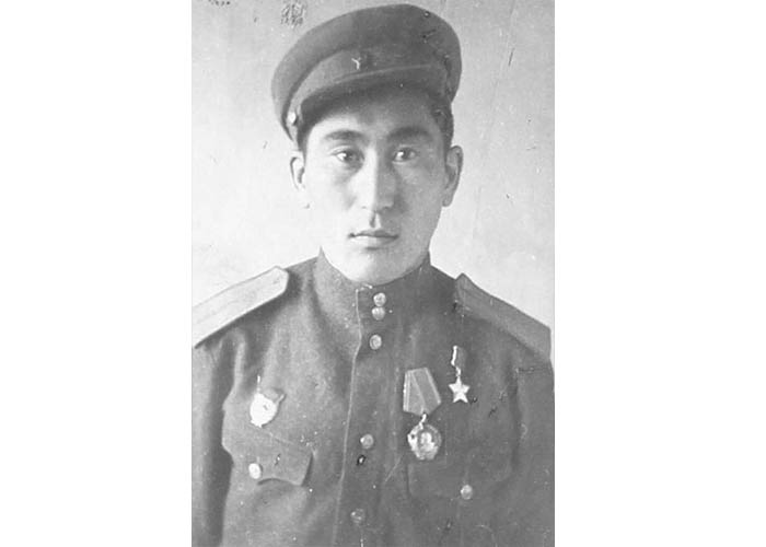 Звание «Герой Советского Союза» присвоено Ажимову Тулебаю Хаджибраевичу